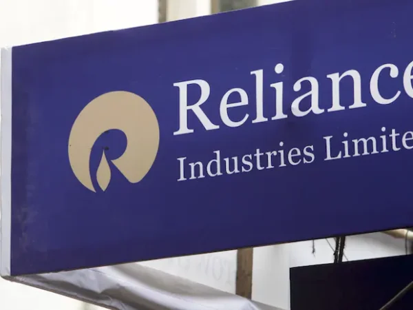 Reliance Industries Witnesses Decreament In Profits In Current Quarter